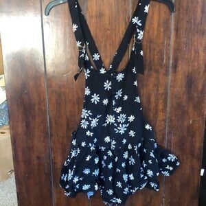 Knot Sisters summer romper daisy pattern.   Size small